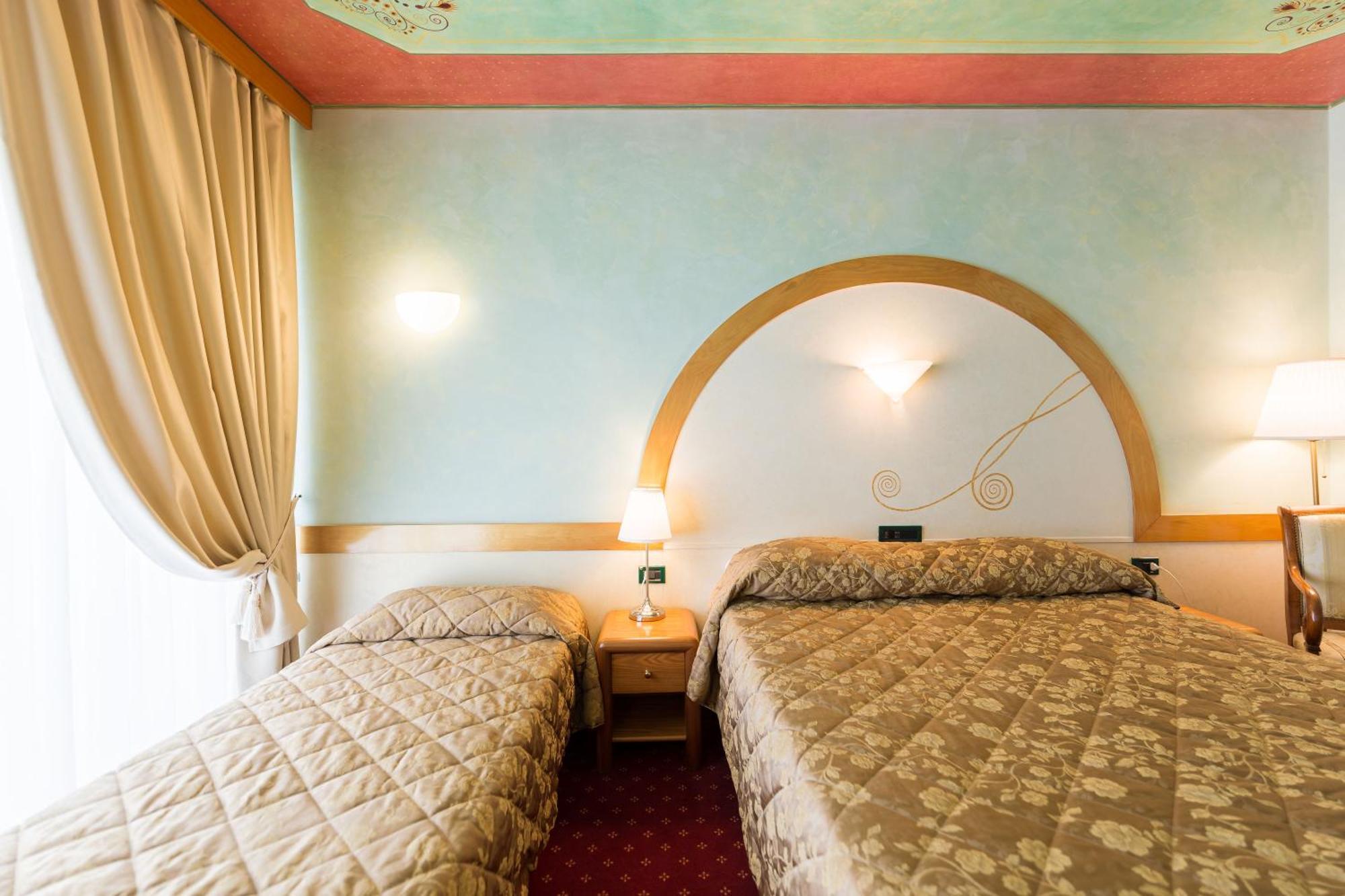 Hotel Aquila D'Oro Desenzano Desenzano del Garda Zimmer foto