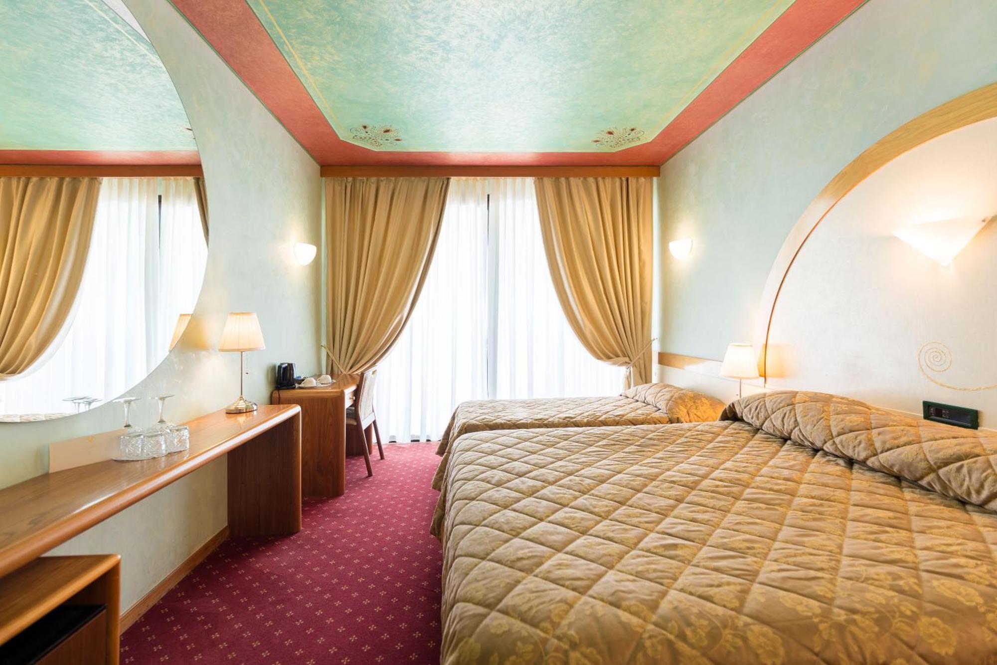 Hotel Aquila D'Oro Desenzano Desenzano del Garda Zimmer foto