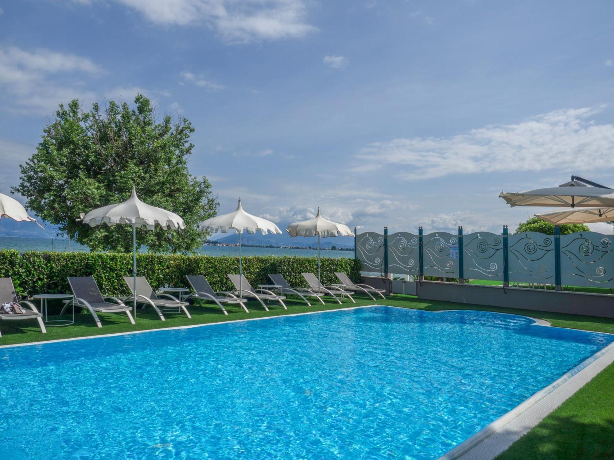 Hotel Aquila D'Oro Desenzano Desenzano del Garda Exterior foto