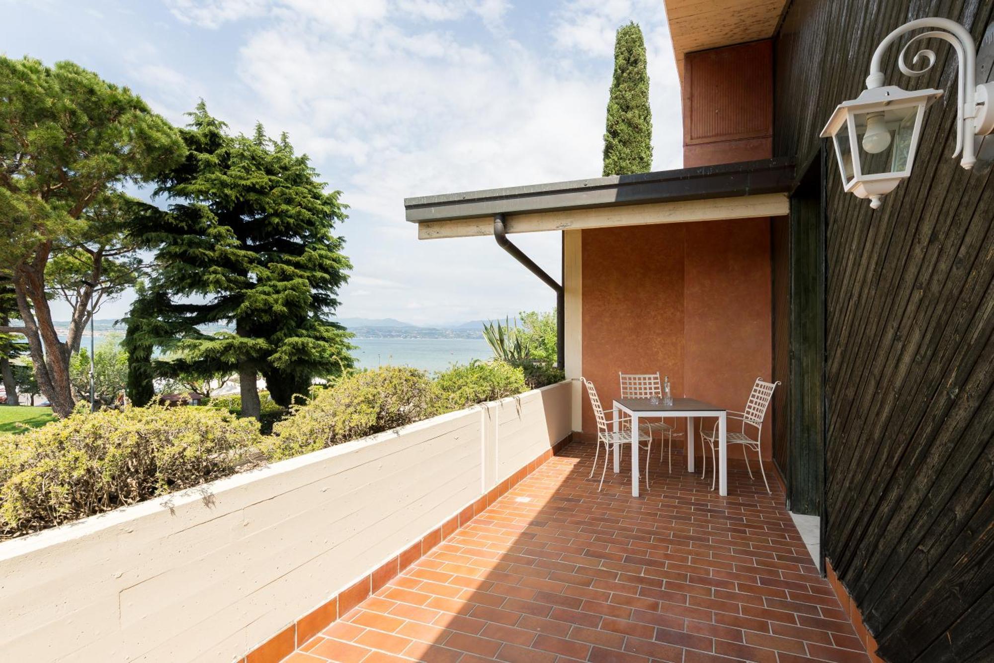 Hotel Aquila D'Oro Desenzano Desenzano del Garda Exterior foto