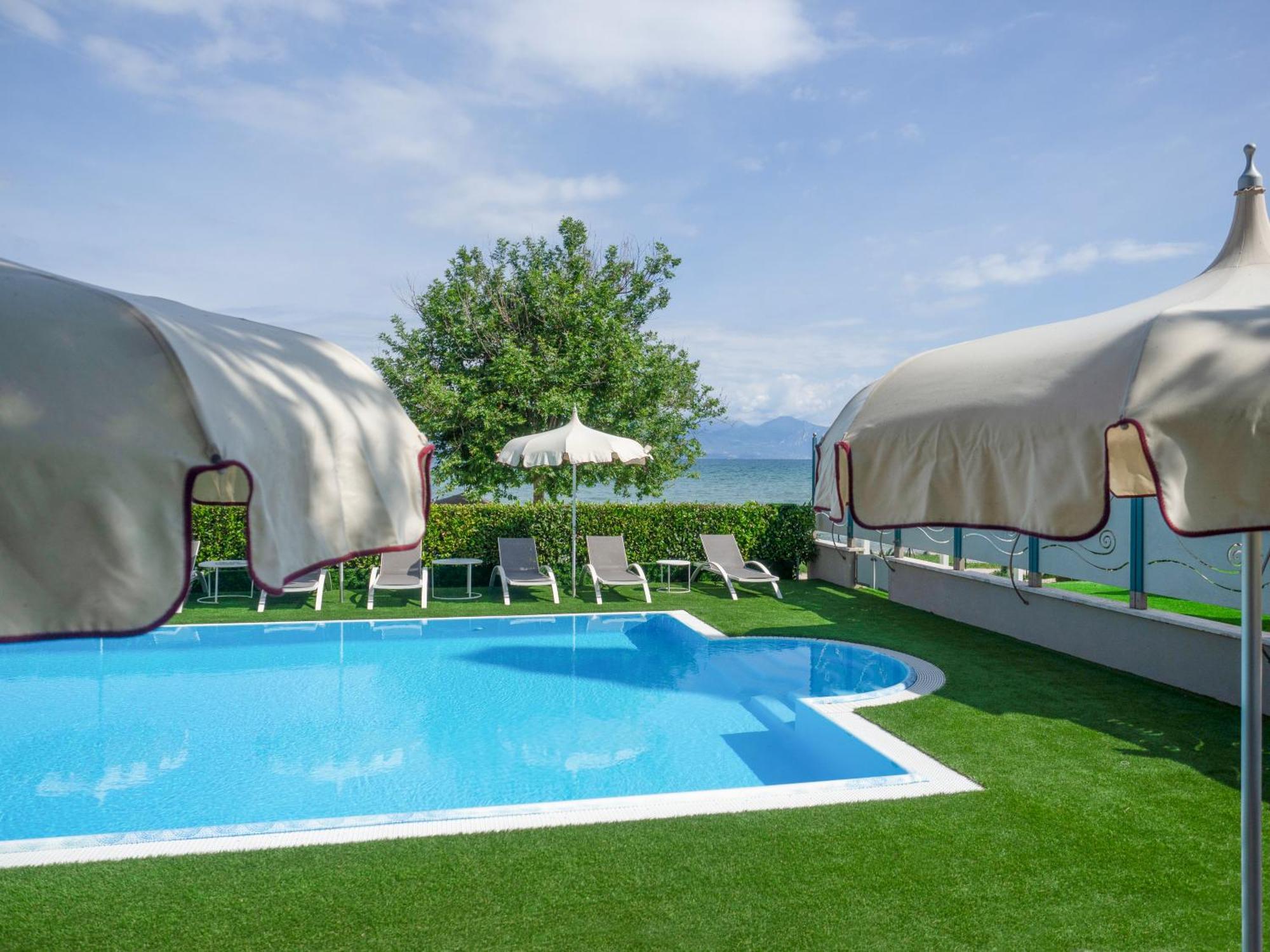 Hotel Aquila D'Oro Desenzano Desenzano del Garda Exterior foto