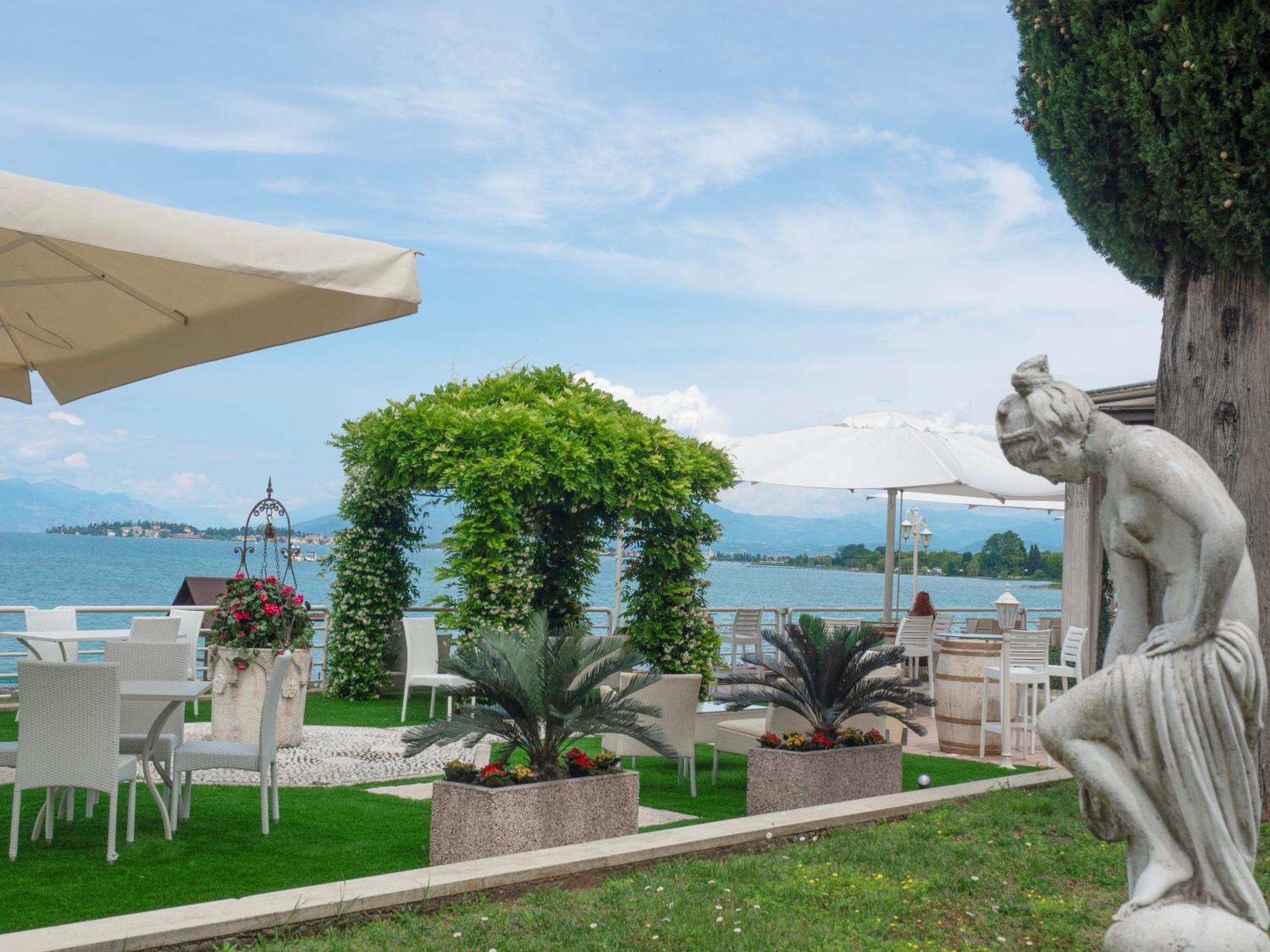 Hotel Aquila D'Oro Desenzano Desenzano del Garda Exterior foto