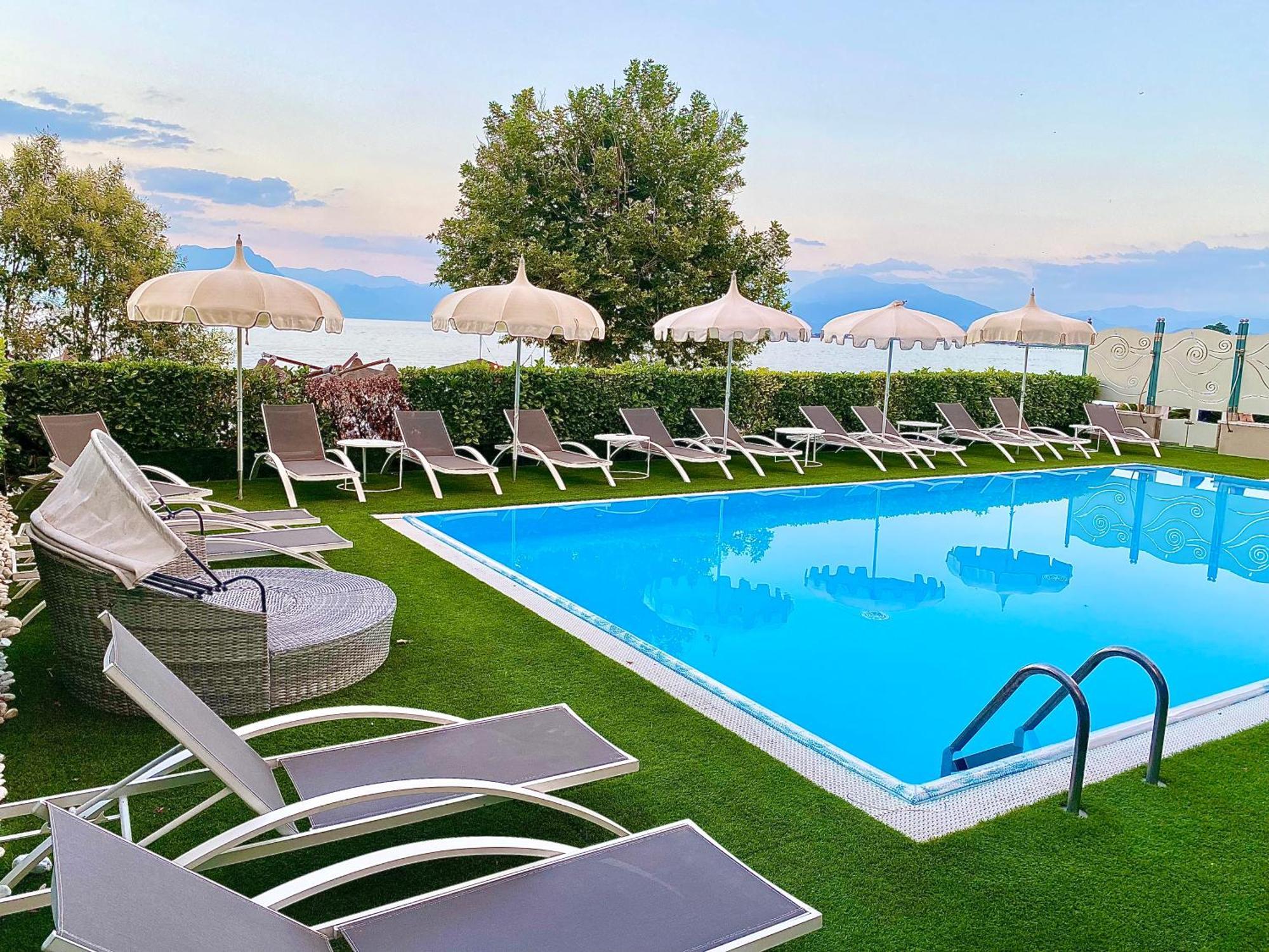 Hotel Aquila D'Oro Desenzano Desenzano del Garda Exterior foto