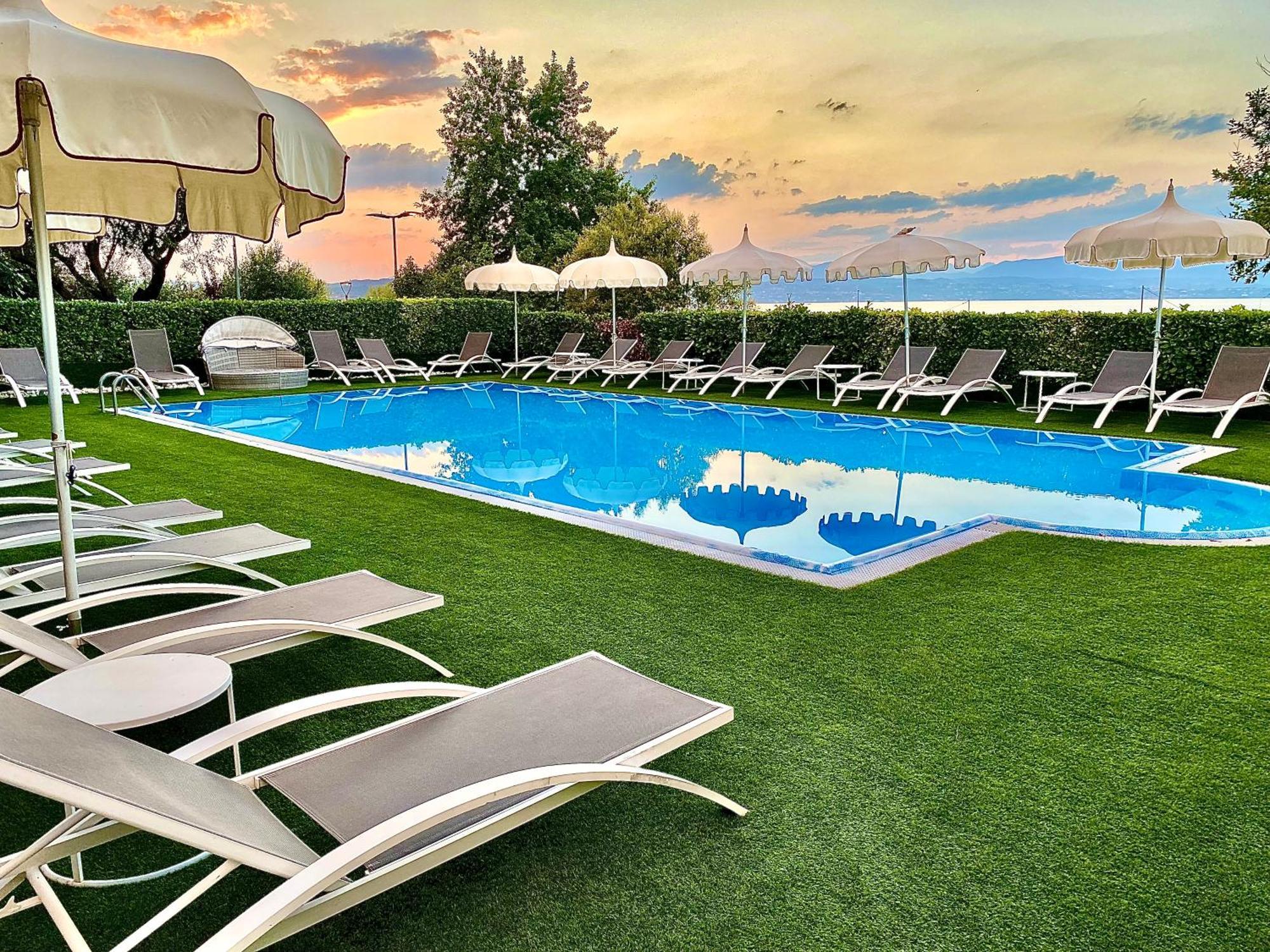 Hotel Aquila D'Oro Desenzano Desenzano del Garda Exterior foto