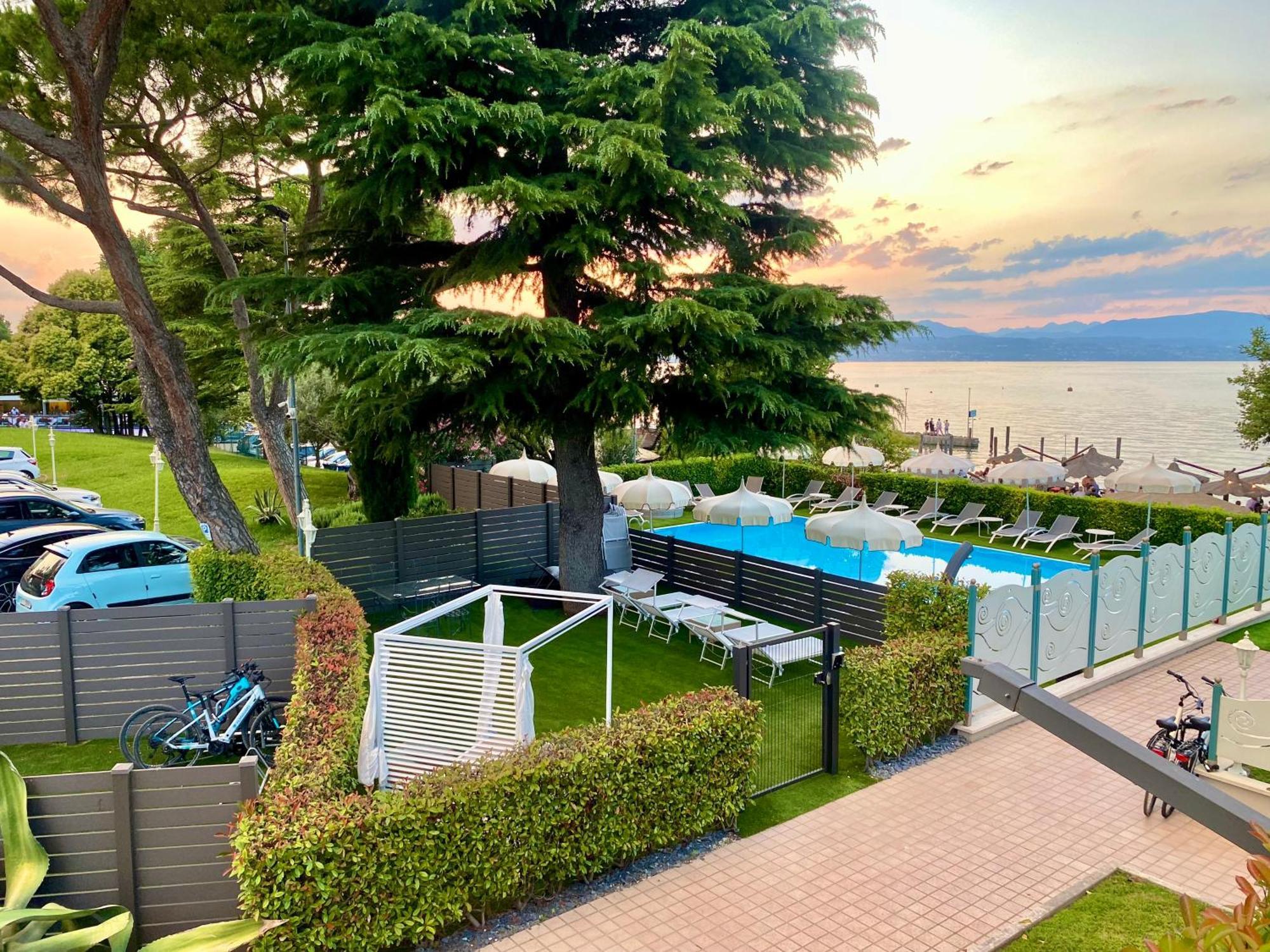 Hotel Aquila D'Oro Desenzano Desenzano del Garda Exterior foto
