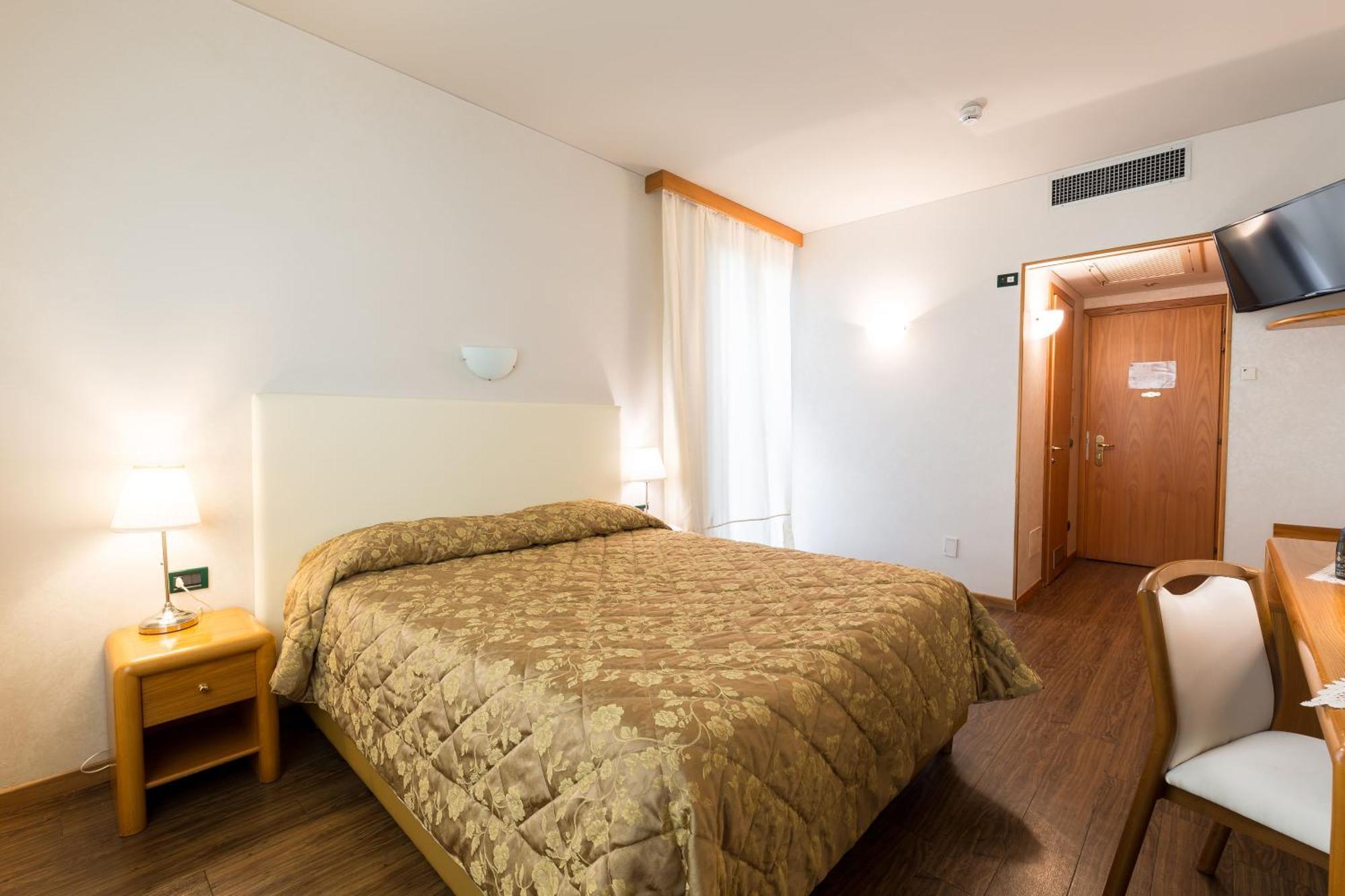 Hotel Aquila D'Oro Desenzano Desenzano del Garda Exterior foto