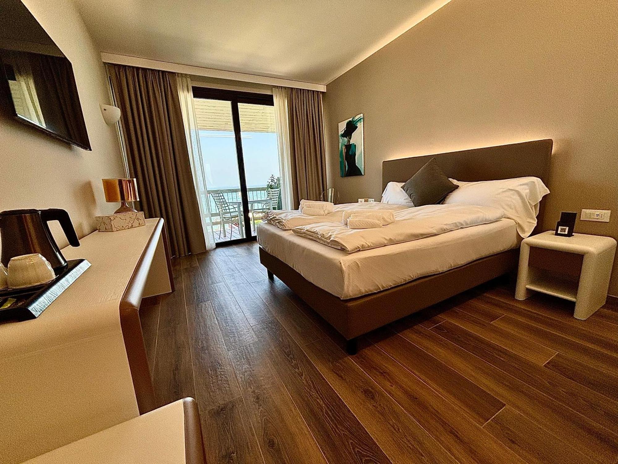 Hotel Aquila D'Oro Desenzano Desenzano del Garda Exterior foto